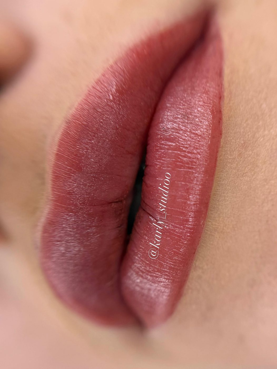 Micropigmentación de labios en tono rosado