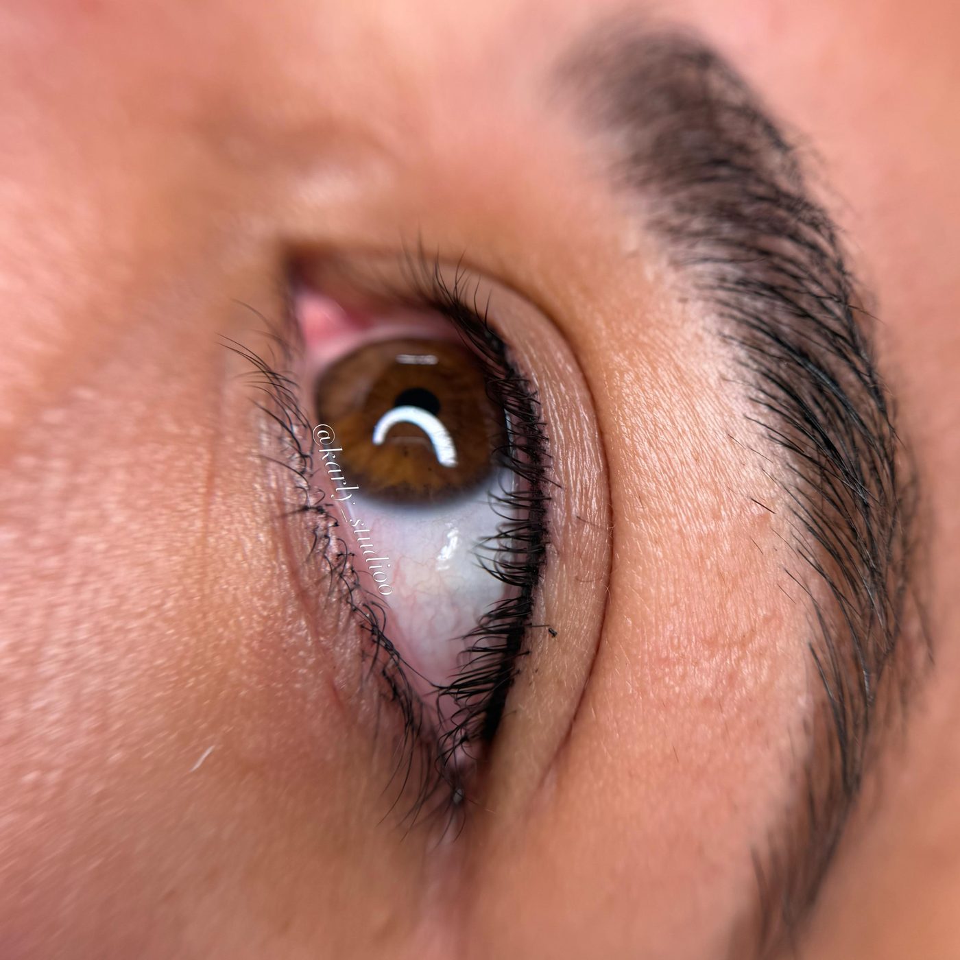 Primer plano de una mirada con pestañas y ceja definidas