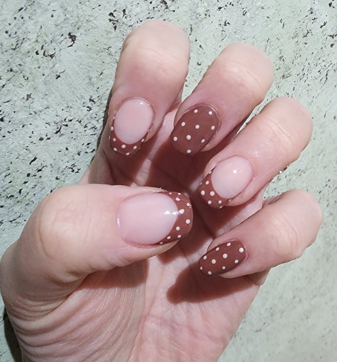 Uñas nude con topos marrones y francesa